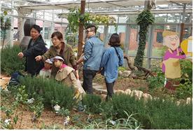 전시 관람 모습