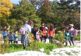 전시 관람 모습