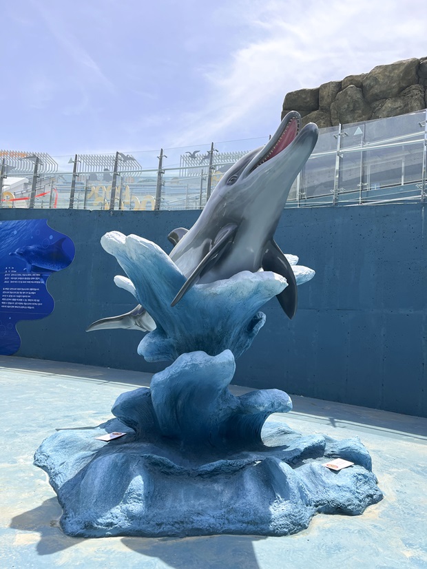 돌고래 조형물