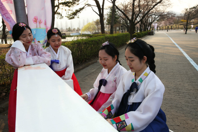 서울대공원 벚꽃축제 한복나들이, 로맨틱피아노 앞