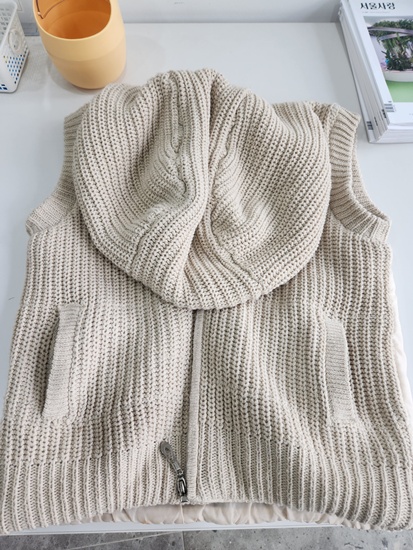 [의류]베이지색 후드 조끼